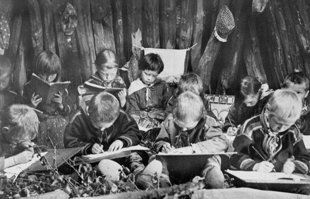 Lektion Sami Nomad school Sweden. 1900