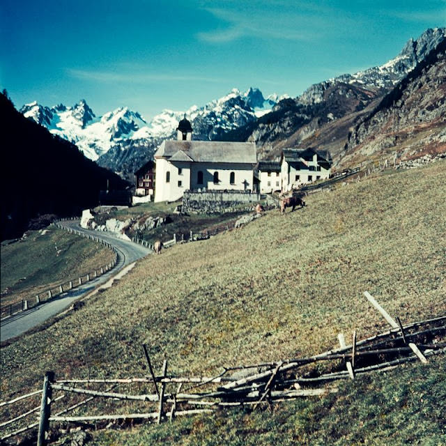 View of a chapel from near to Holdern (Road), along the Sustenstrasse, Wassen, 1950s