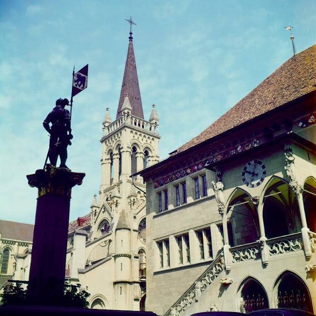 Vennerbrunnen Fountain and Statue (in shadow to the left), Rathaus (to the right) and Christkatholische Kirche St. Peter und Paul (behind and to the left), Bern, 1950s