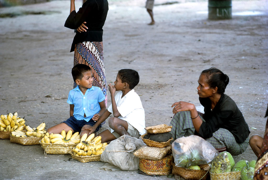 Bacau waiting for market to begin, Timor, 1970s