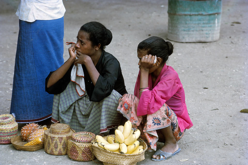 Bacau waiting for market to begin, Timor, 1970s
