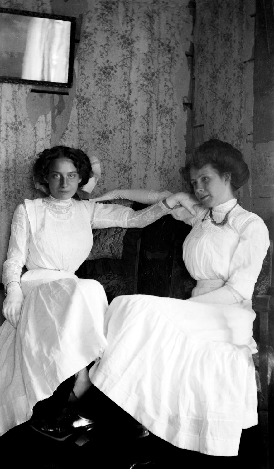 Maud and Nina Platte, 1911