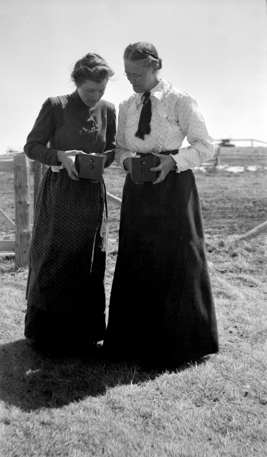 Lizzie and Sylvia Nichols, 1912