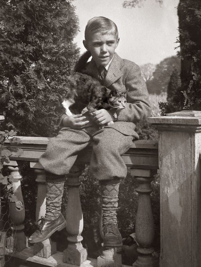 Adorable Vintage Photos of Children With their Beloved Pets