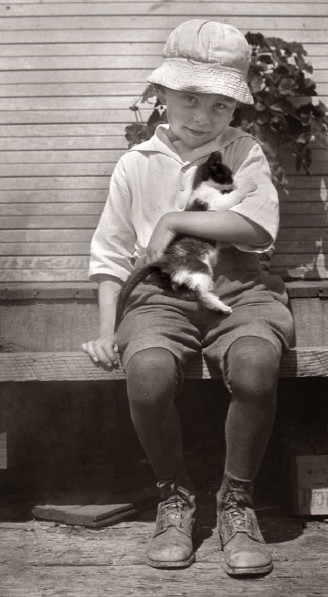 Adorable Vintage Photos of Children With their Beloved Pets