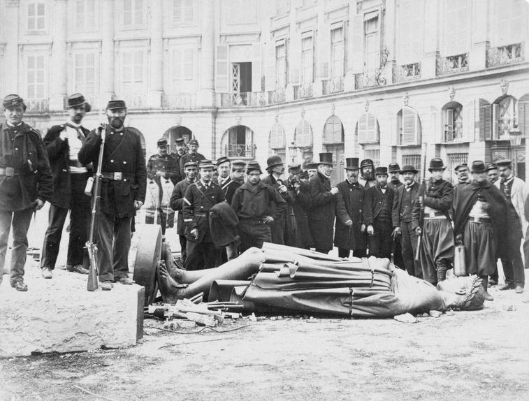 The overthrow of the statue of Napoleon I which was on top of the Colomne Vendome, 1871.