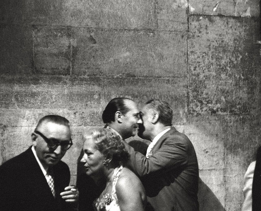 The director Roberto Rossellini exchanges pleasantries with other guests of an event, in the course of the 17th Venice Intenational Film Festival.