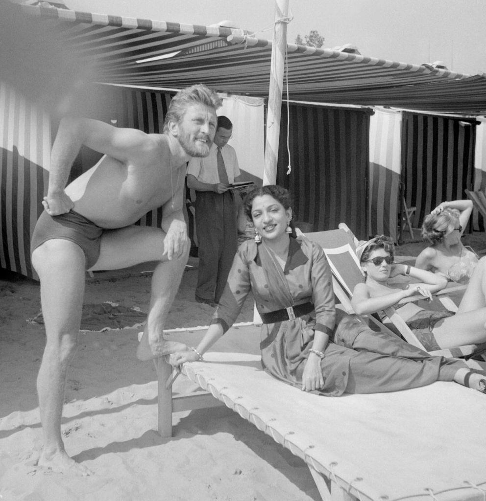 Film actor Kirk Douglas and the Indian actress Mehtab rest at the Lido beach, 01 September 1953, during the Venice Film Festival.