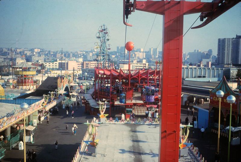 A view of the gateway from the Union 76 Skyride at the 1962 Seattle World's Fair