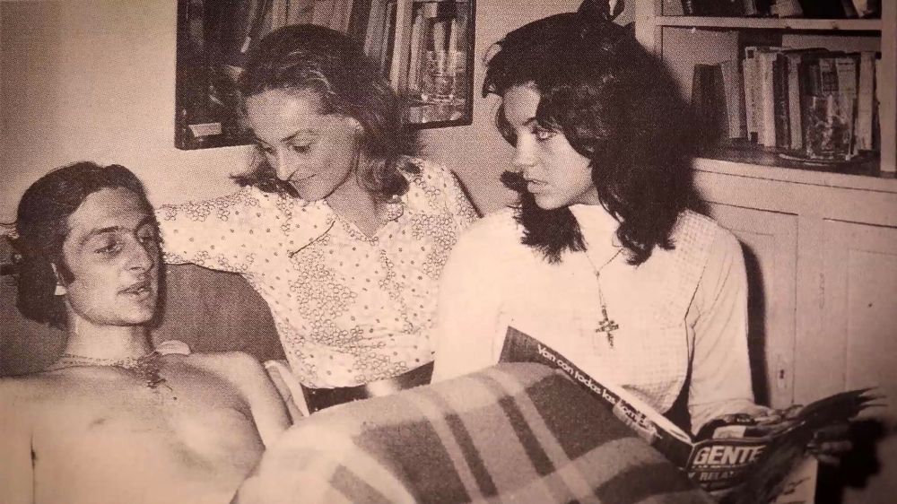 (L-R) Roberto Canessa with his mother and wife Lauri.