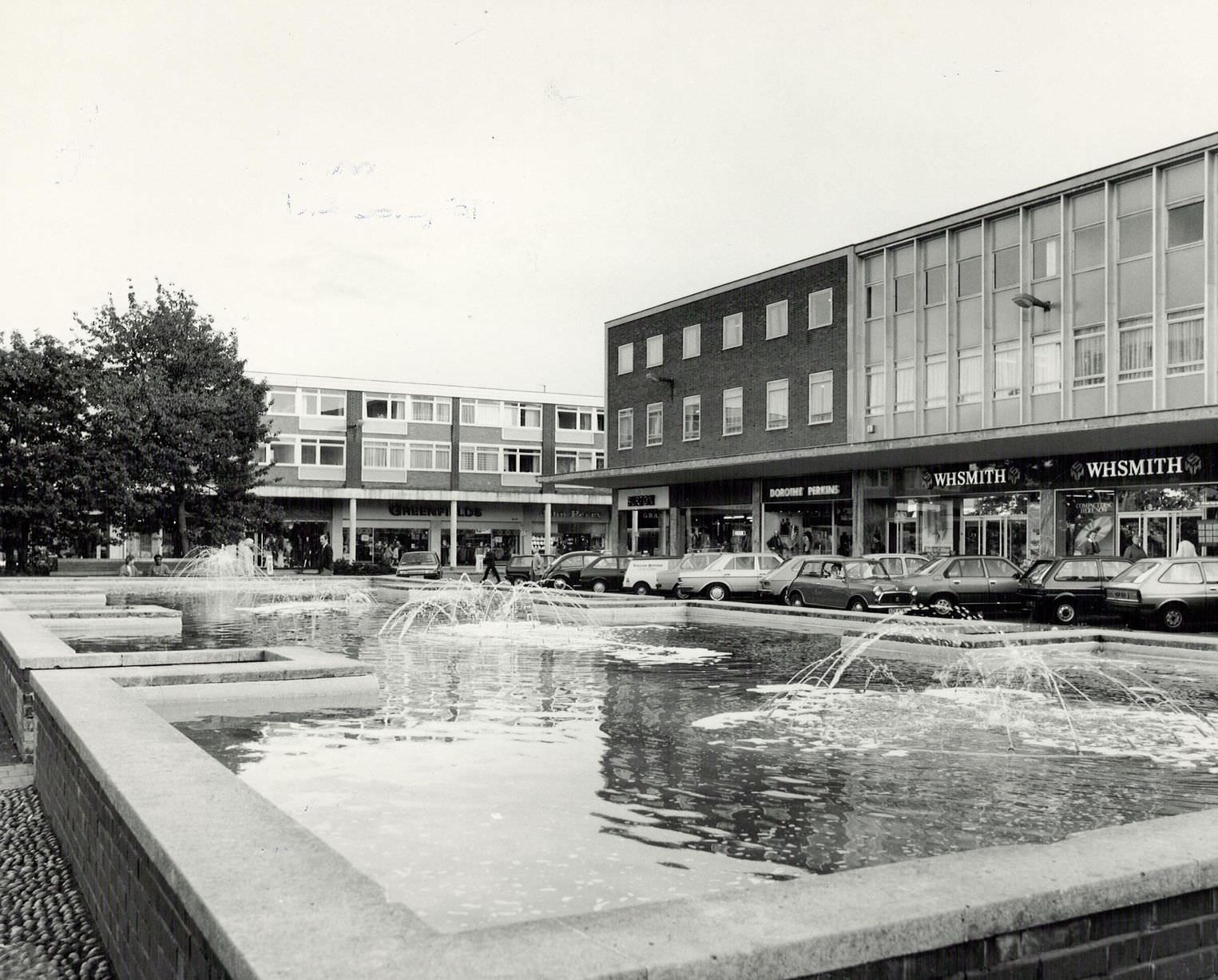 Mell Square in Solihull, with the fountains in the middle. 17th October 1984.