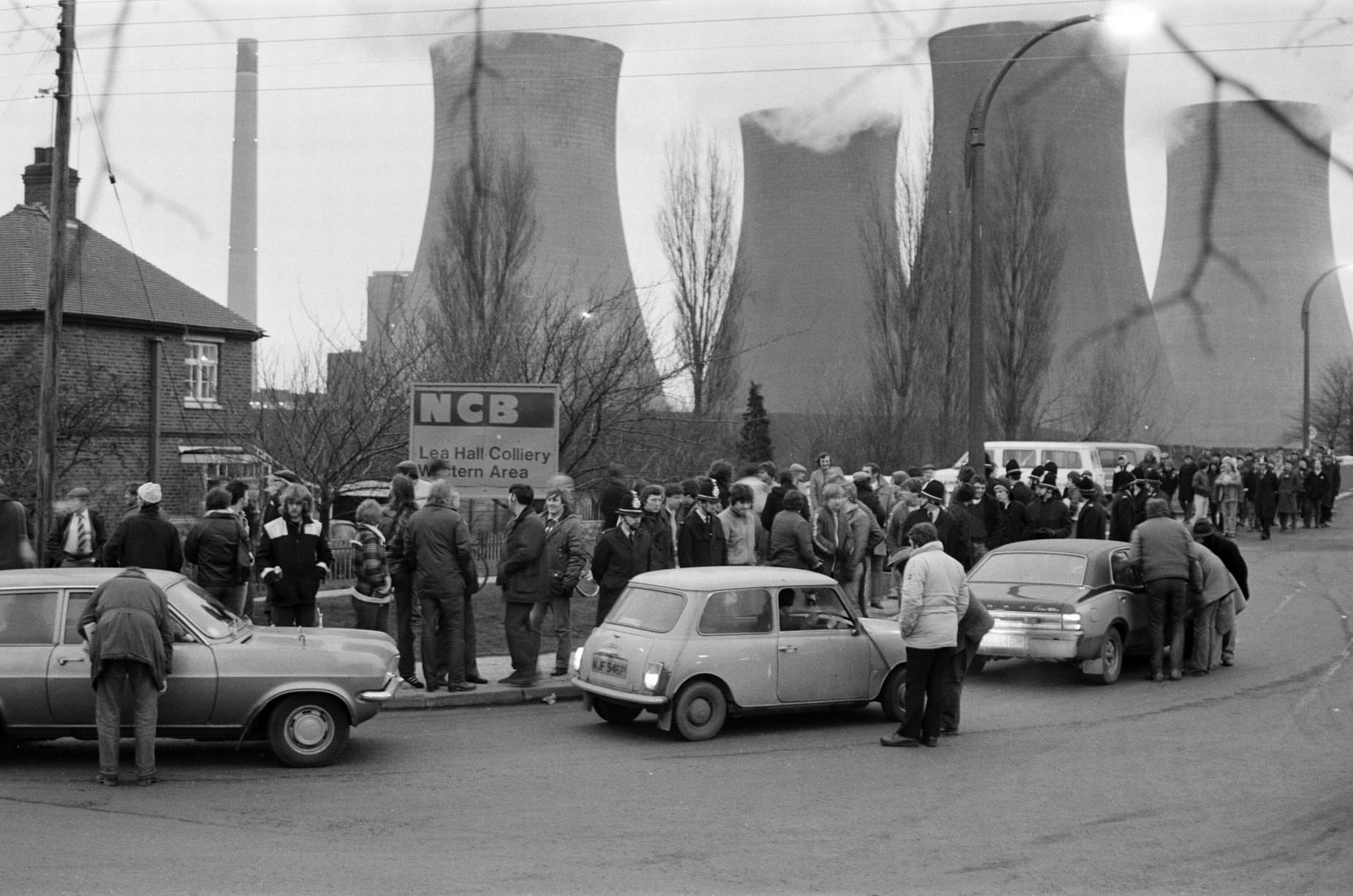 Pickets at Lea Hall Colliery, Rugeley, Staffordshire, Friday 16th March 1984.