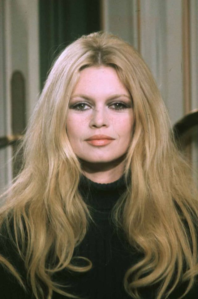 Beautiful Photos of Brigitte Bardot during the Filming of 'Les Femmes', 1969