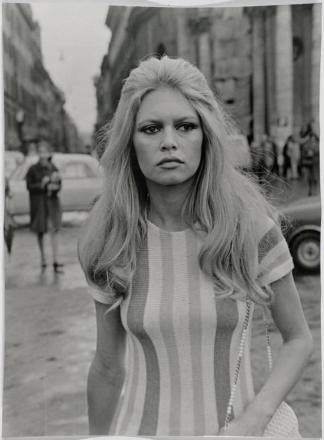 Beautiful Photos of Brigitte Bardot during the Filming of 'Les Femmes', 1969