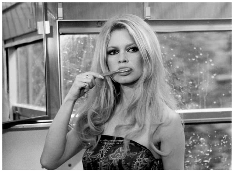 Beautiful Photos of Brigitte Bardot during the Filming of 'Les Femmes', 1969