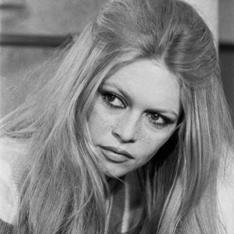 Beautiful Photos of Brigitte Bardot during the Filming of 'Les Femmes', 1969