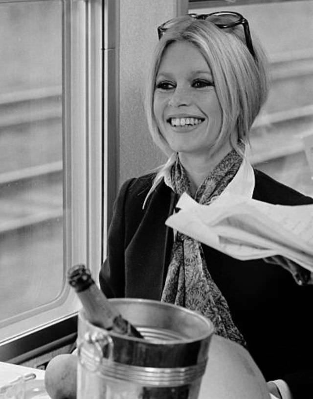 Beautiful Photos of Brigitte Bardot during the Filming of 'Les Femmes', 1969