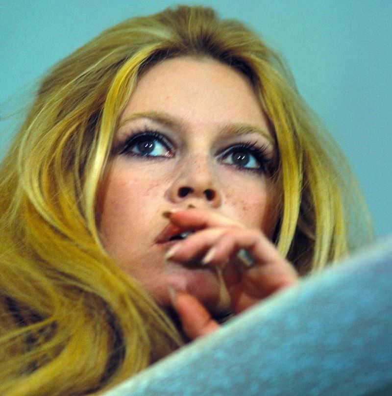 Beautiful Photos of Brigitte Bardot during the Filming of 'Les Femmes', 1969