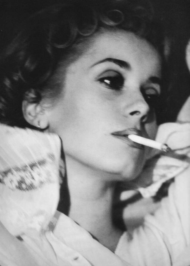 Catherine Deneuve Smoking: The Unbreakable Bond of French Beauty with Cigarettes