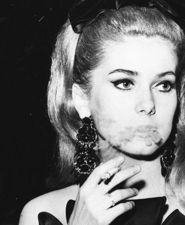 Catherine Deneuve Smoking: The Unbreakable Bond of French Beauty with Cigarettes