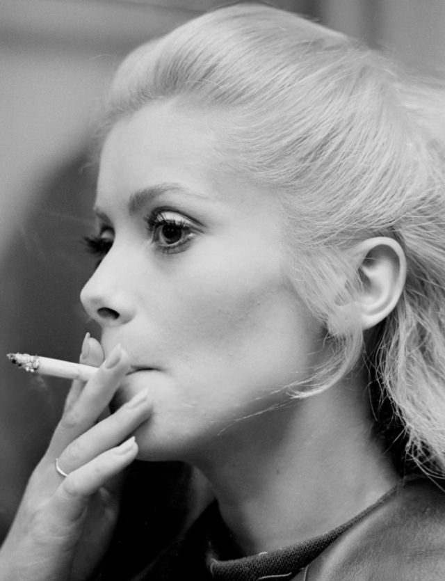 Catherine Deneuve Smoking: The Unbreakable Bond of French Beauty with Cigarettes