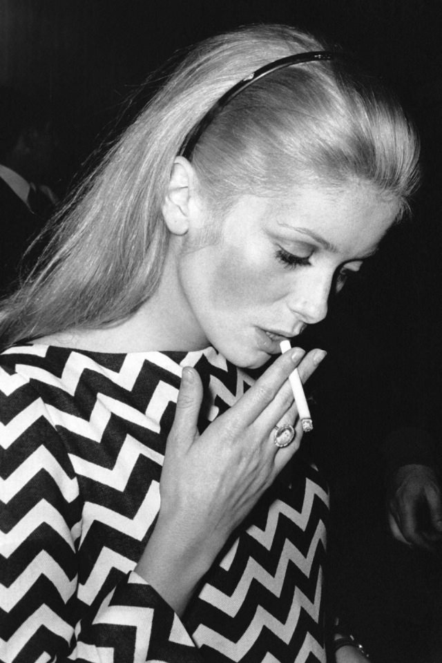 Catherine Deneuve Smoking: The Unbreakable Bond of French Beauty with Cigarettes