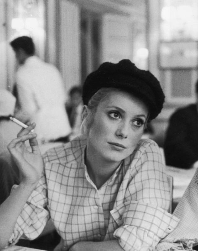 Catherine Deneuve Smoking: The Unbreakable Bond of French Beauty with Cigarettes