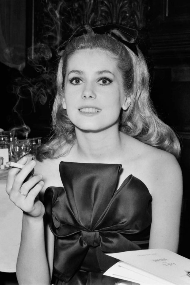 Catherine Deneuve Smoking: The Unbreakable Bond of French Beauty with Cigarettes