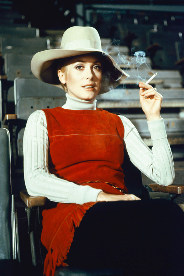 Catherine Deneuve Smoking: The Unbreakable Bond of French Beauty with Cigarettes