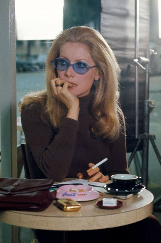 Catherine Deneuve Smoking: The Unbreakable Bond of French Beauty with Cigarettes