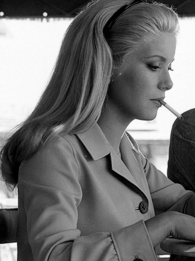 Catherine Deneuve Smoking: The Unbreakable Bond of French Beauty with Cigarettes