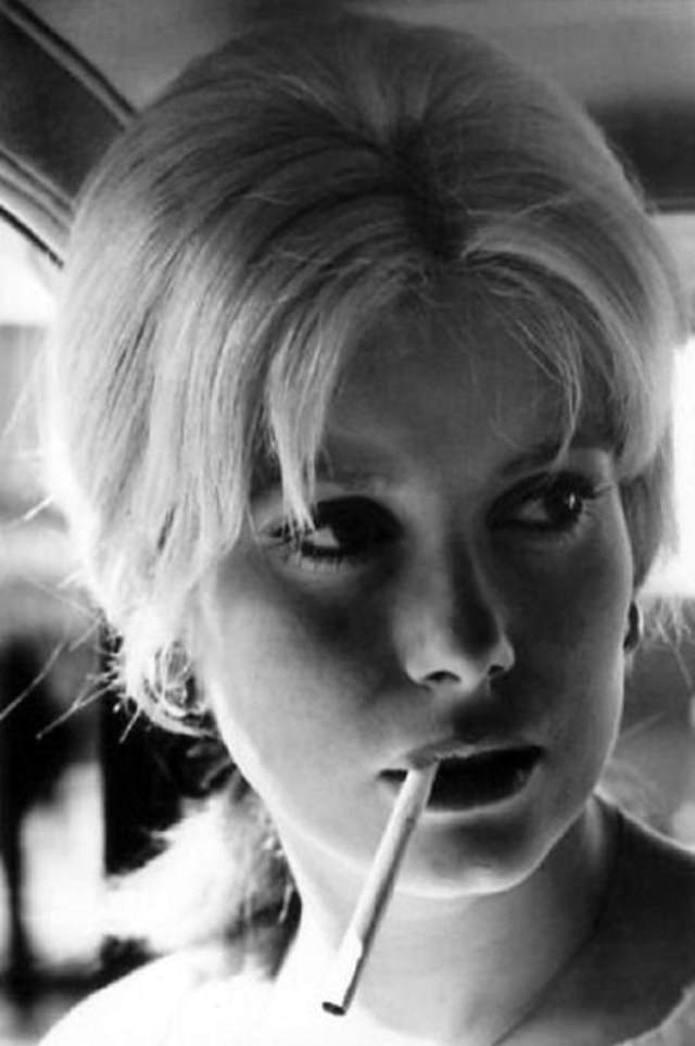 Catherine Deneuve Smoking: The Unbreakable Bond of French Beauty with Cigarettes