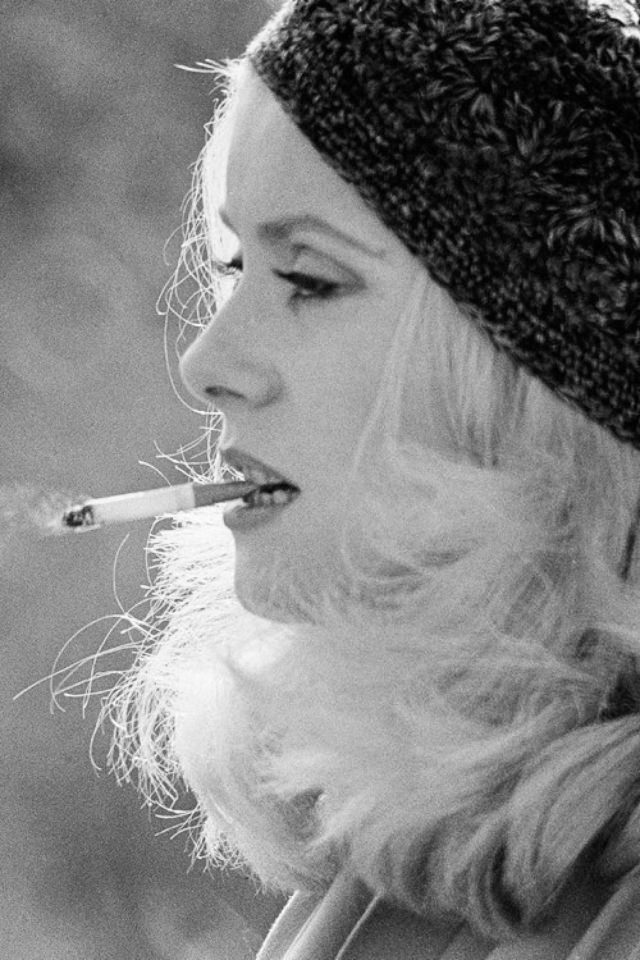 Catherine Deneuve Smoking: The Unbreakable Bond of French Beauty with Cigarettes