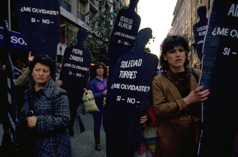 Human rights rally, Santiago, 1988