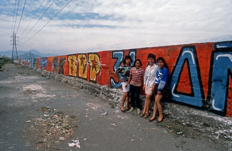 Las Chicas y el mural, La Victoria, Santiago, 1988