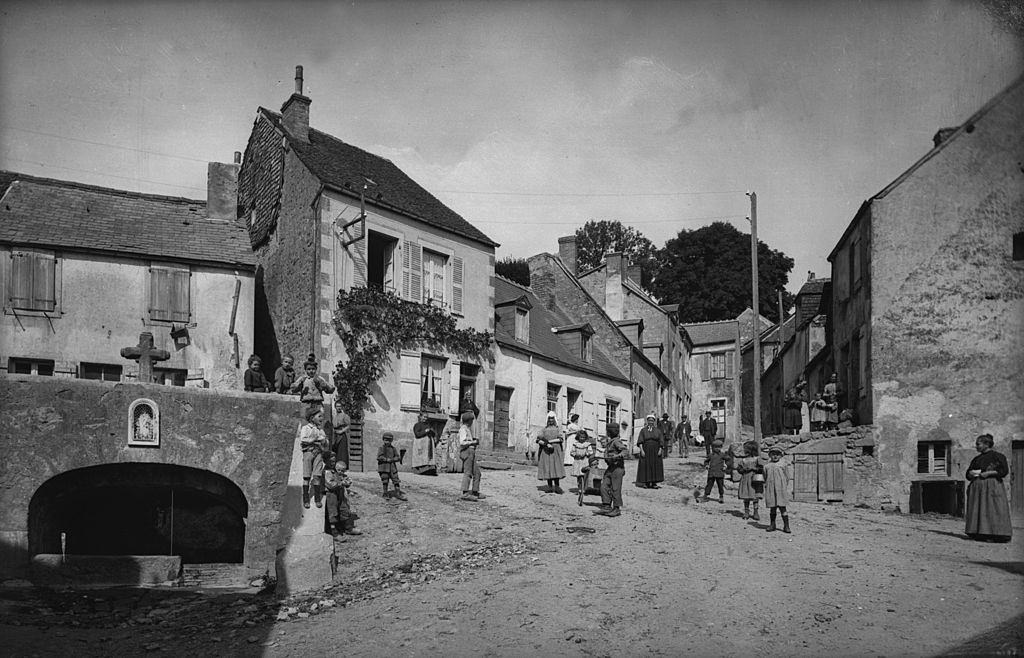 Chateau-Chinon (Nievre). The Fountain place, 1900
