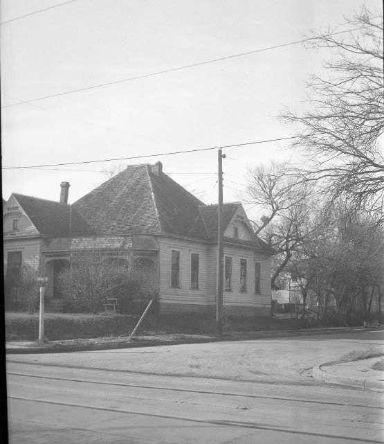 Aunspaugh Art School Vivian L. Aunspaugh, 3405 Bryan Street at McCoy Old house Laundry on clothesline Bryan Place, 1903