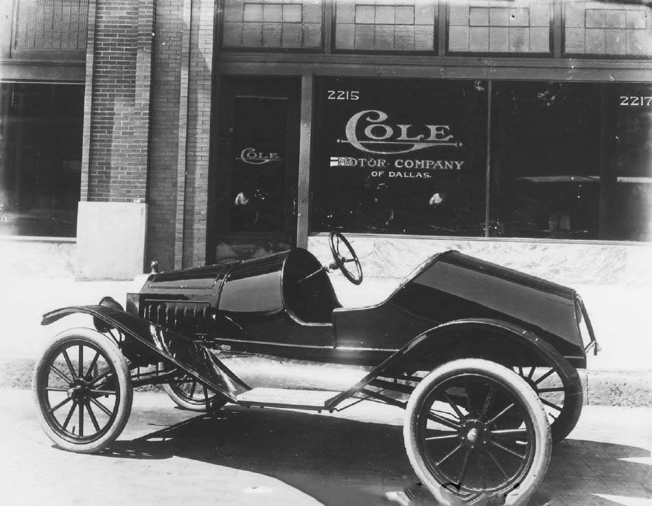 New roadster in front of Cole Motor Co. of Dallas, 1910