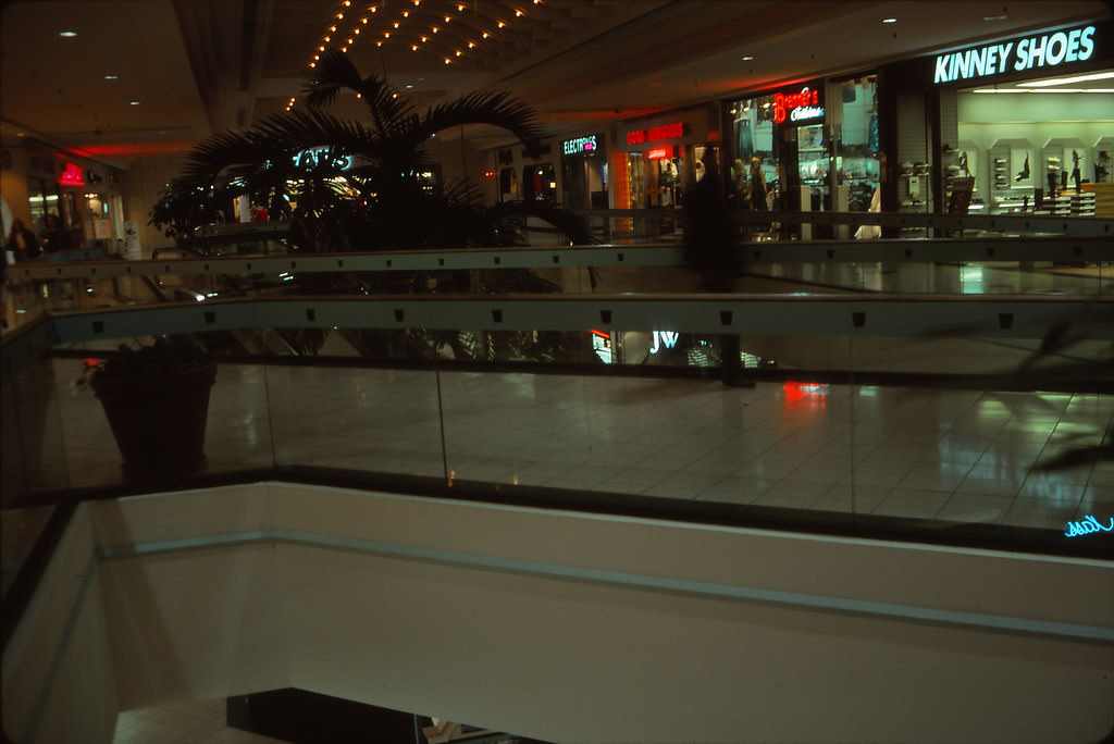 Altamonte Springs Mall, Orlando, Florida, 1996