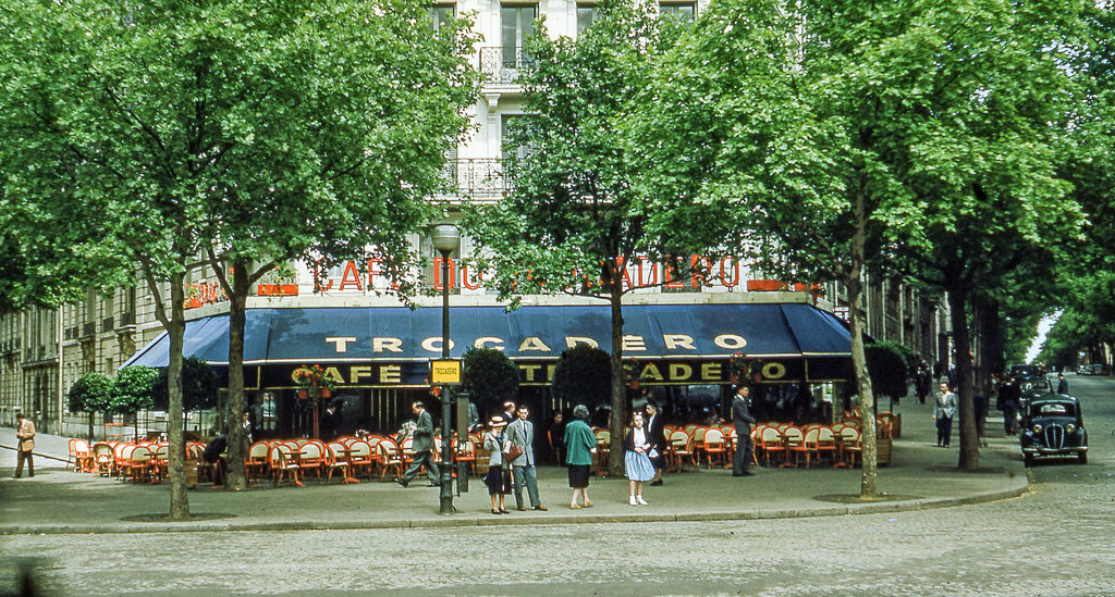 Champs-Élysées Avenue, Paris in June 2, 1952