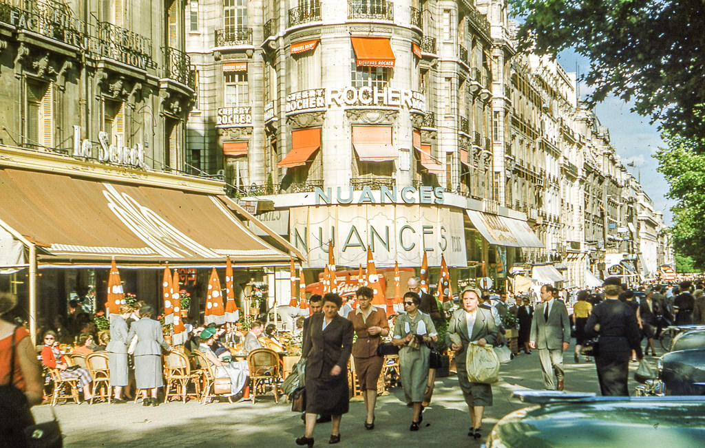 Le Café du Trocadéro,Paris in June 2, 1952