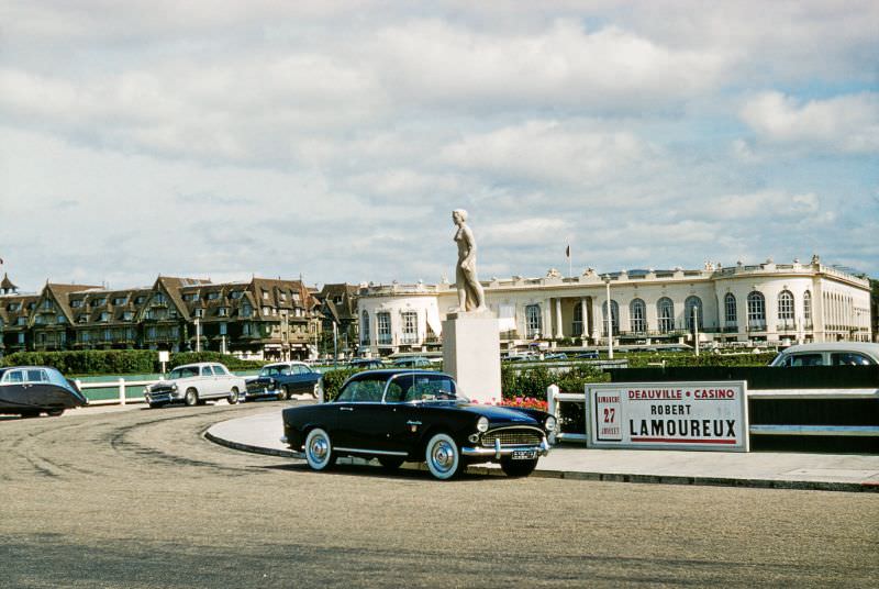 Deauville Casino (the white building to the right), and the Hôtel Barrière Le Normandy (the brown building on the left) from Rue de la Mer, 1958