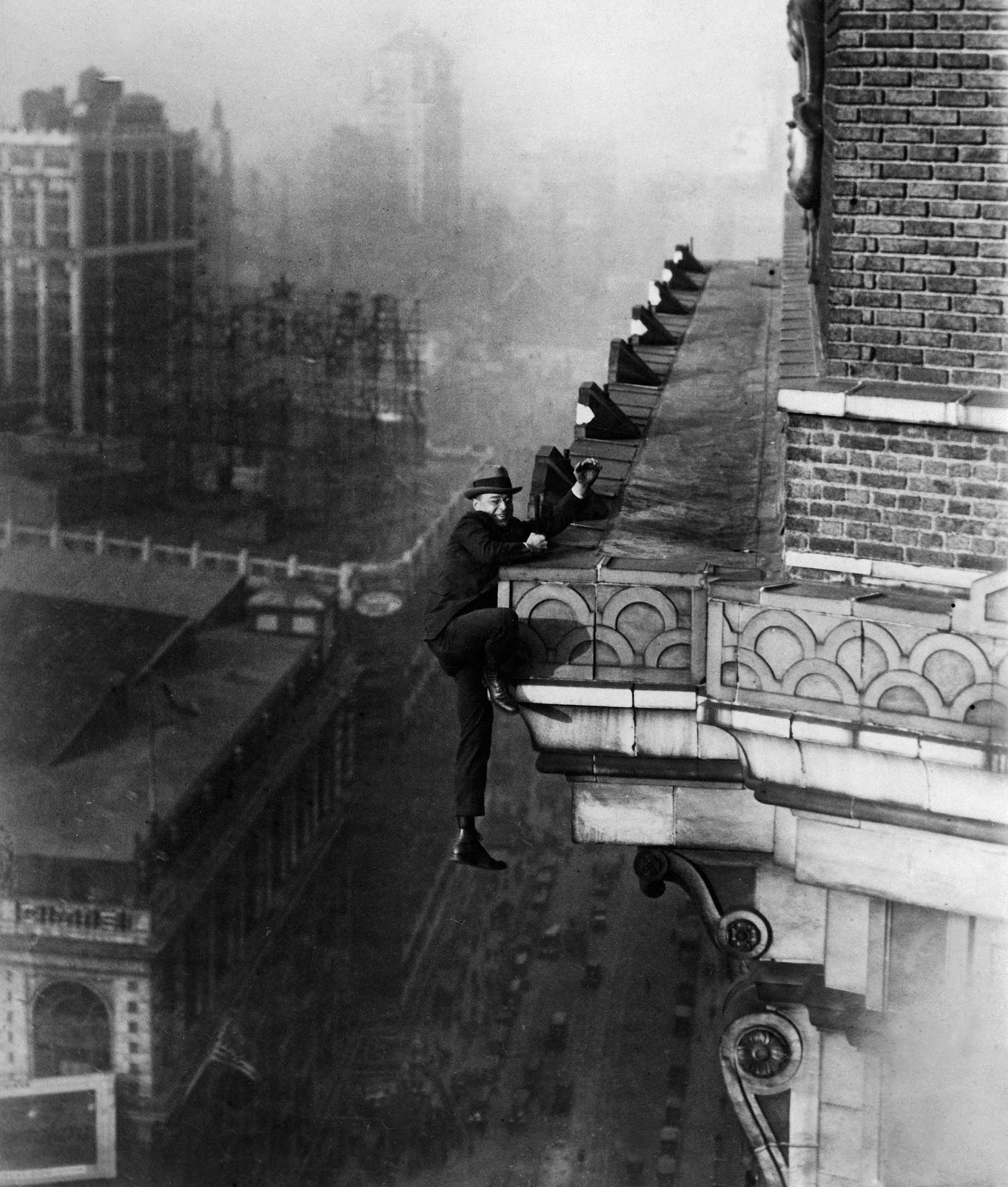 Harry Gardiner hanging from the 24th story of the Hotel McAlpin in New York City, 1910.