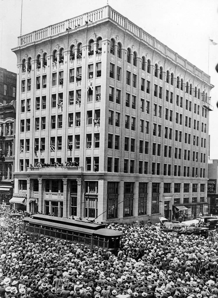 On June 9, 1916, Harry Gardiner, thrilled crowds as he climbed up the Omaha World-Herald building at 15th and Farnam Streets.