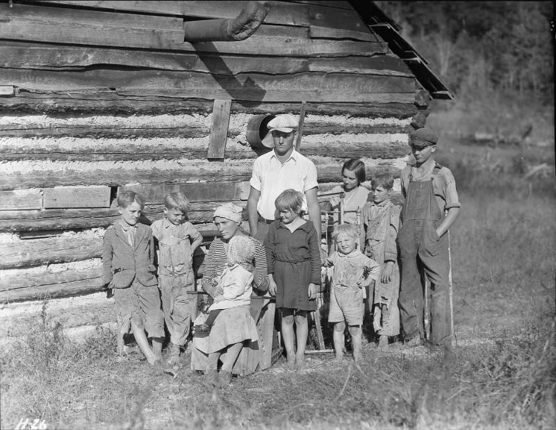 Part of the family of Hugh Noe, a renter on a farm near Andersonville, Tennessee, October 1933