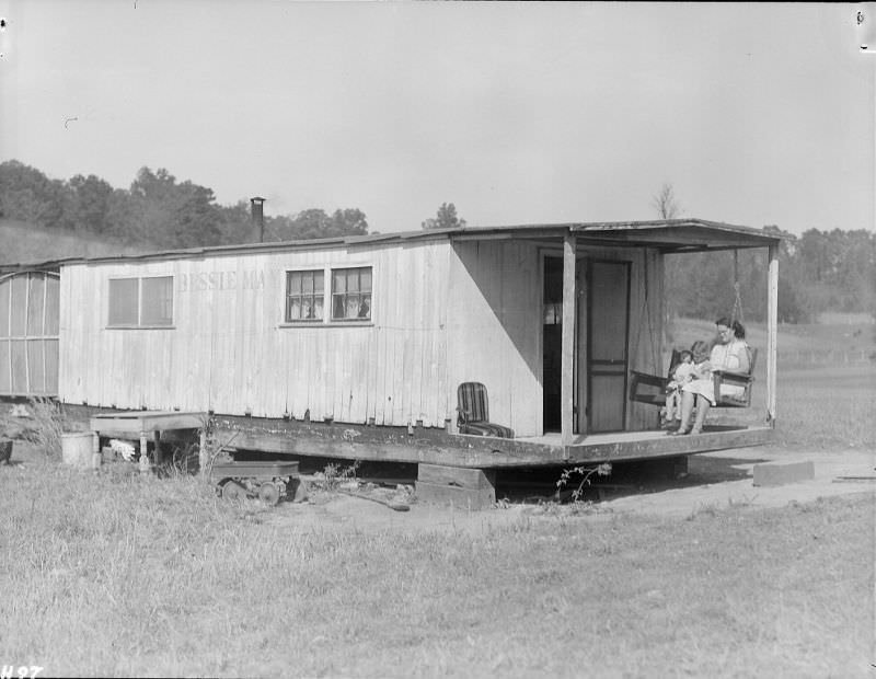 Squatter's home on Andersonville Road, Tennessee.