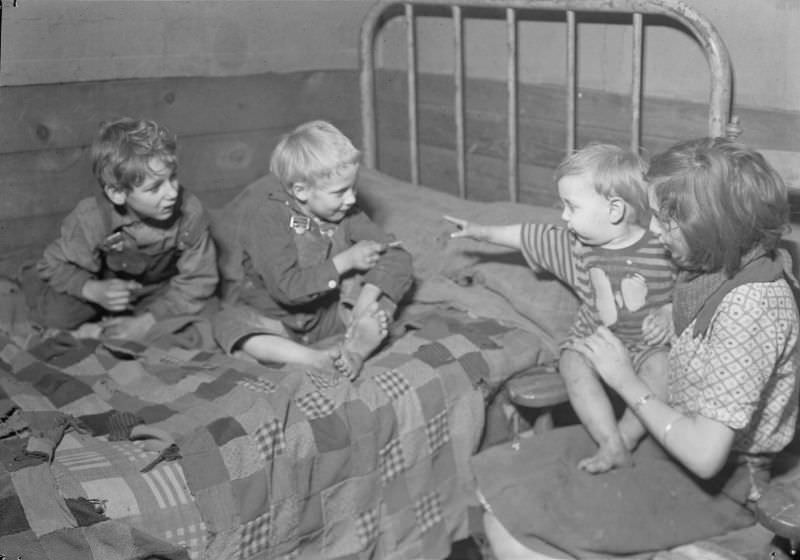 Scott's Run, West Virginia. Children of employed miner at Sessa Hill - Ewra Hennar's children, 1936