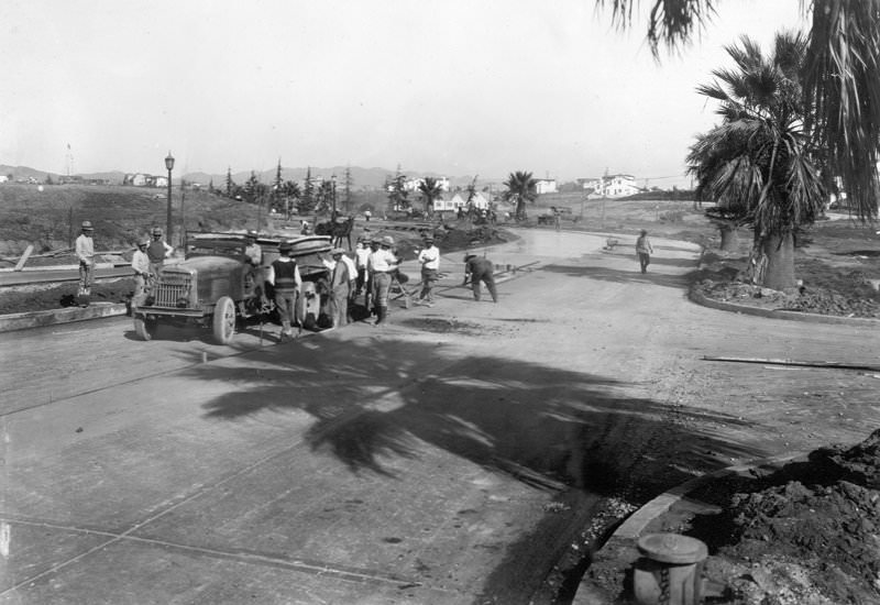 Wilshire Boulevard to Veteran Avenue, crew spreading concrete from trucks, 1925