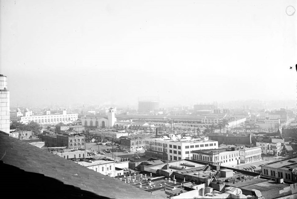 Smog blanket over Los Angeles in vicinity of General Hospital, 1948