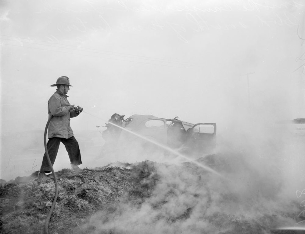 Wrecks caused by smog obscuring road, 1948